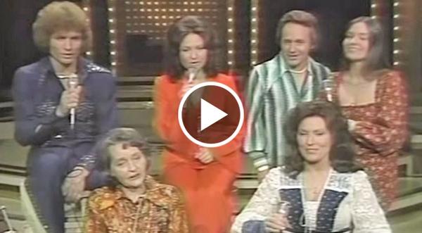 Loretta Lynn, Her Mother & Siblings, Sing Touching Cover Of Song Their Mother Taught Them