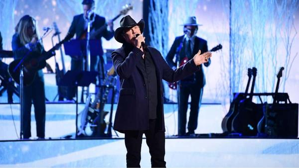 Trace Adkins Delivers Nostalgic Holiday Hits For ‘Christmas At The Opry’ Performance