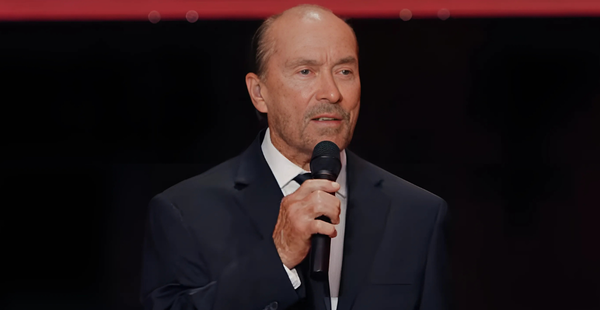 Lee Greenwood Sings "God Bless The U.S.A." At Charlie Kirk's memorial