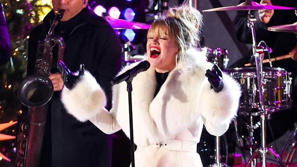 Kelly Clarkson Sings Christmas Hits For Annual Rockefeller Center Tree Lighting
