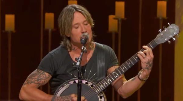 Keith Urban Pays Tribute To Loretta Lynn By Singing “You’re Lookin’ At Country”