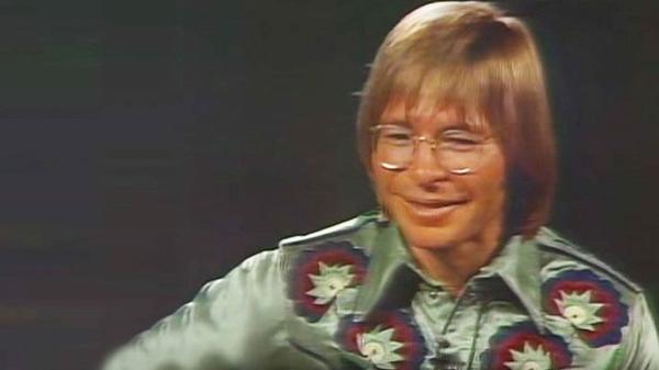 John Denver Mesmerizes Children With Stunning Performance Of "Silent Night"