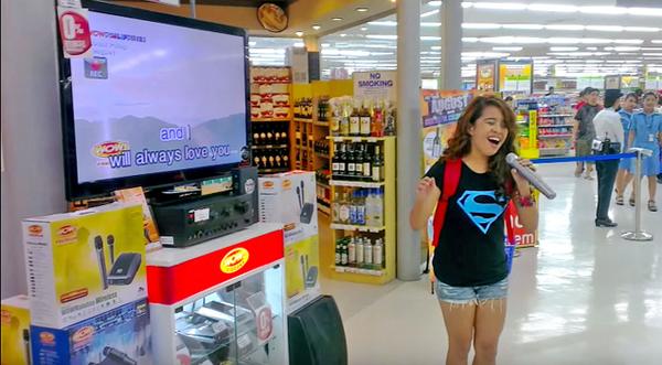Girl Walks Up To Karaoke Machine & Surprises Shoppers With Jaw-Dropping Dolly Parton Hit