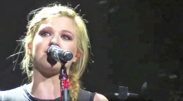 Kelly Clarkson Bursts Into Tears During 'Go Rest High On The Mountain' Tribute Performance