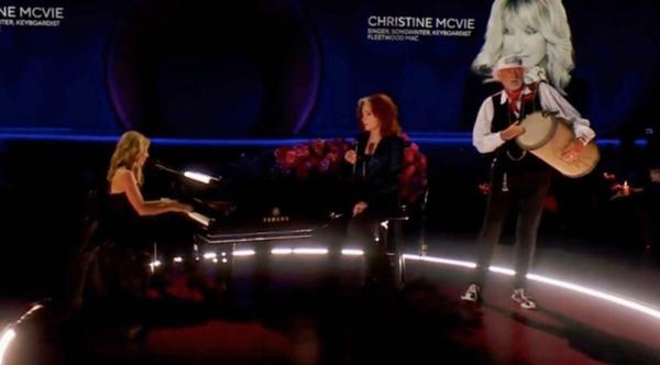 Mick Fleetwood, Sheryl Crow, & Bonnie Raitt Sing “Songbird” Tribute To Christine McVie