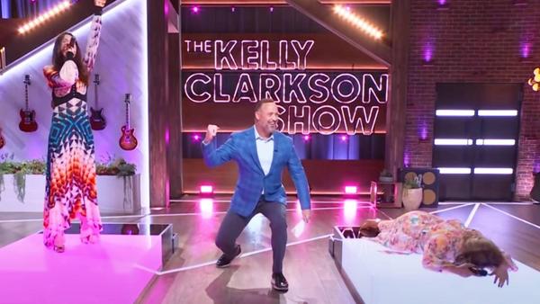 Kelly Clarkson Fails To Recognize Her Own Song – Falls Down In Embarrassment