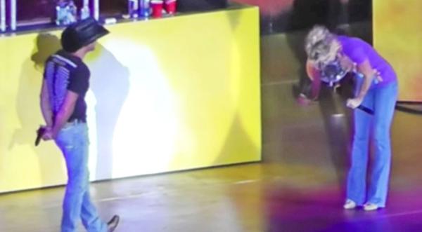 Faith Hill Breaks Down While Singing ‘I Need You’ To Tim McGraw