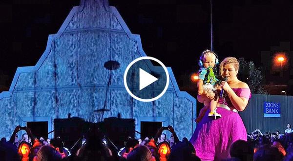 Kelly Clarkson Stops Singing Mid-Song, And The Reason Why Is The Cutest Thing You'll See All Day!