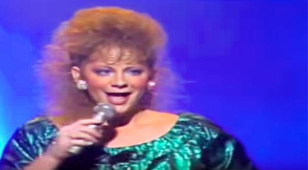 Reba McEntire Pays Tribute To Aretha Franklin With Powerhouse Cover Of ‘Respect’