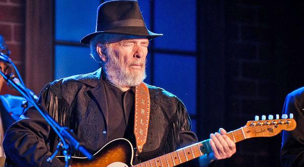 Merle Haggard Struggles On Stage Following Battle With Pneumonia