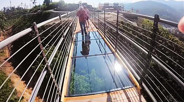 Guy Slides On Gatlinburg’s SkyBridge & Cracks Glass