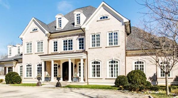 Kelly Clarkson’s Tennessee House Still For Sale Over 2 Years Later