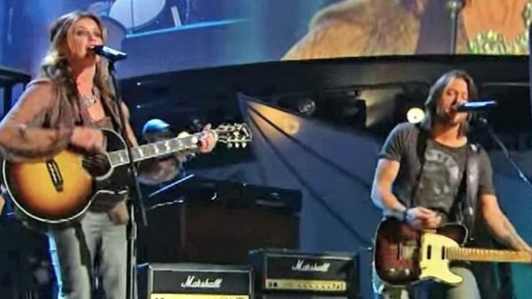 Keith Urban & Faith Hill Send Crowd To Its Feet With Out-Of-This-World Duet