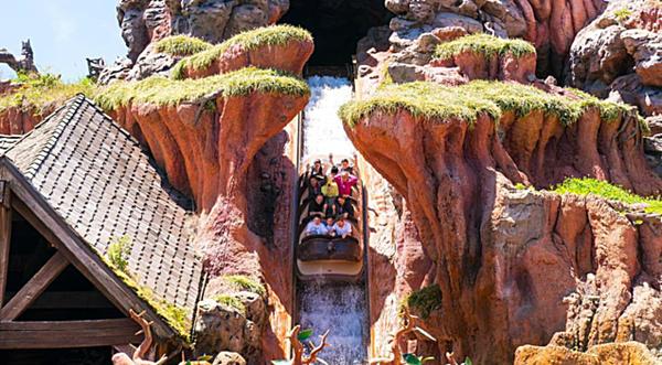 Splash Mountain Ride Sinks Underwater In Video Captured By Passengers