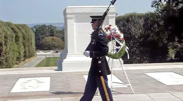 Soldier Yells For Silence After Crowd Laughs At Tomb Of The Unknowns