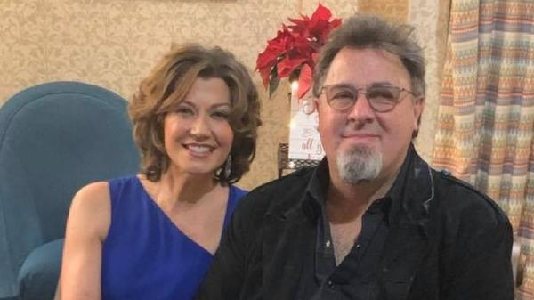 Vince Gill Tells Crowd That Amy Grant Was “Knocked Unconscious” In Crash
