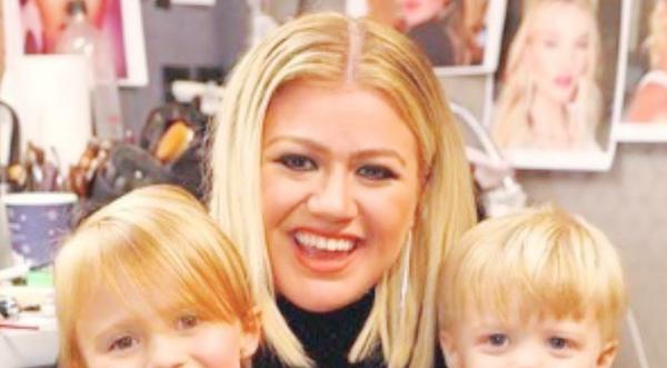Kelly Clarkson’s Adorable Children Look Like Her Mini Twins In Brand-New Photo