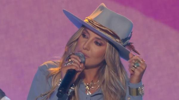 CMT Music Awards: Lainey Wilson Performs “Heart Like A Truck”