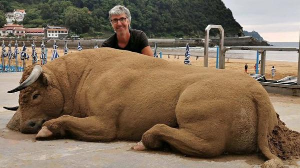 Artist Creates Lifelike Animal Sculptures…Out Of Sand