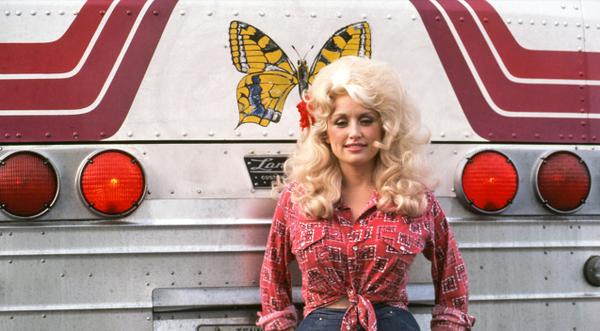 Dolly Parton Gives Tour Of Her “Gypsy Wagon” Bus