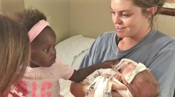 See The Sweet Moment Thomas Rhett's Daughter Met Her Baby Sister For The First Time