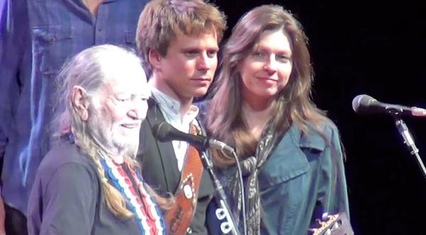 Willie Nelson, With His Son & Daughter, Sing An Unbelievable Rendition Of Two Classic Gospel Songs