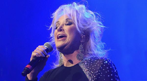 Tanya Tucker Performs Emotional Glen Campbell Tribute For The First Time