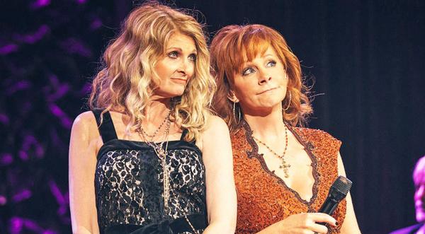 Reba McEntire & Linda Davis Reunite To Sing "Does He Love You" In 2017
