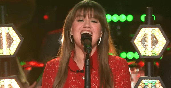 Kelly Clarkson Covers Chuck Berry’s Classic “Run Run Rudolph”