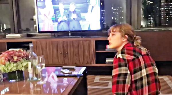 Taylor Swift's Reaction To CMA Win Caught On Tape