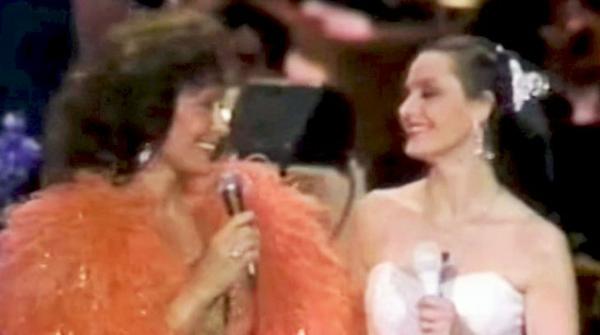 Loretta Lynn & Crystal Gayle Dazzle In Once-In-A-Lifetime Duet Of Their Famous Songs