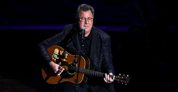 Vince Gill Performs the Heartbreaking Christmas Song He Wrote After His Brother’s Passing