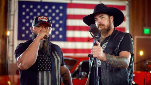 Johnny Cash & Waylon Jennings' grandsons perform 'Highwayman'