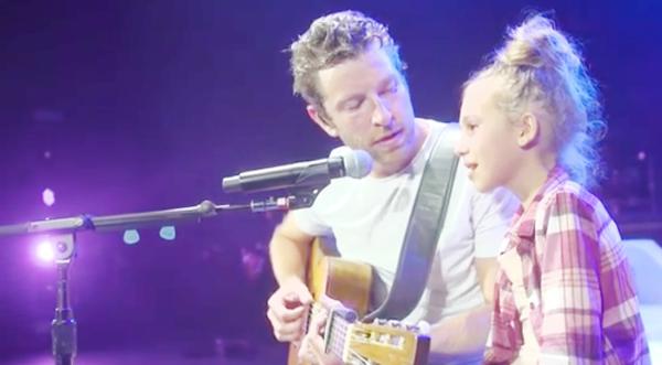 Brett Eldredge Unexpectedly Brings Little Girl On Stage For Magical Duet