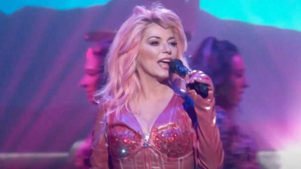 Shania Twain Changes Lyrics To Hit Song – See The Audience’s Reaction