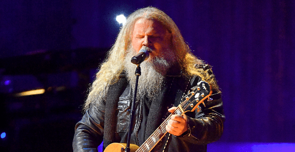 Jamey Johnson Performs Moving Rendition Of “Angels Among Us” For Alabama Tribute Show