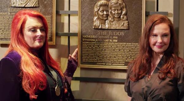 Ashley Judd Opens Up About Mom Naomi’s Death & The Judds’ HOF Induction