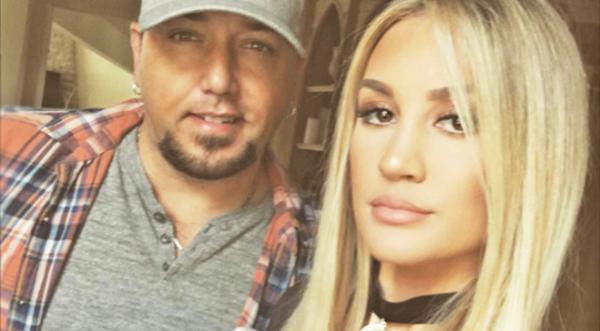 Jason Aldean Makes Fun Of His Wife's 'Ridiculous' Outfit