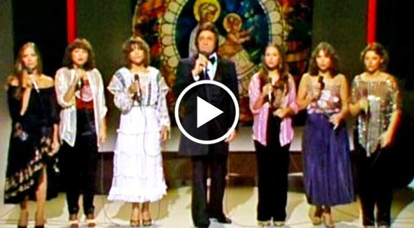 Johnny Cash And His Daughters Sing 'Silent Night' In Honor Of June's Mother Who Passed