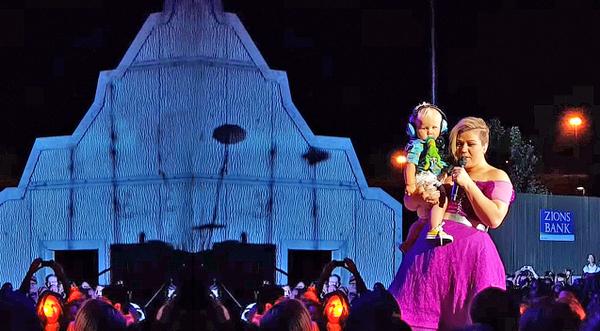 Kelly Clarkson Stops Singing Mid-Song, And The Reason Why Is The Cutest Thing You'll See All Day!