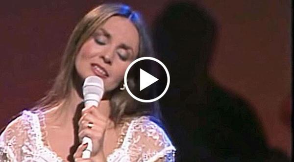 Crystal Gayle's Unforgettable Performance Of 'Don't Make My Brown Eyes Blue'