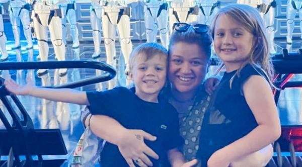 Kelly Clarkson Reveals The Mother’s Day Gift That Made Her “Almost Break Down”