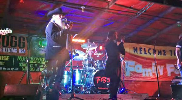 Uncle Si & Daughter-In-Law Sing Impressive Rendition Of 'Wagon Wheel'