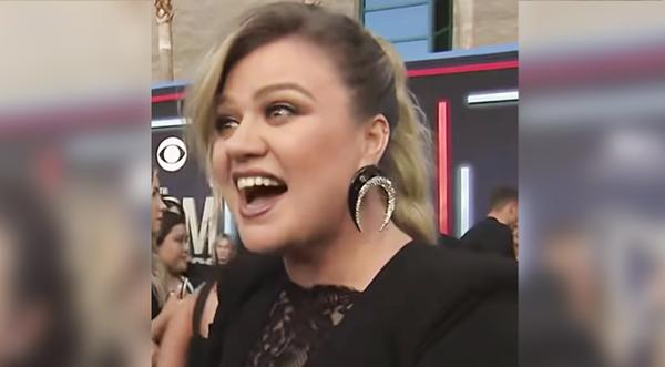 Kelly Clarkson Confesses Awkward Encounter At ACM Awards