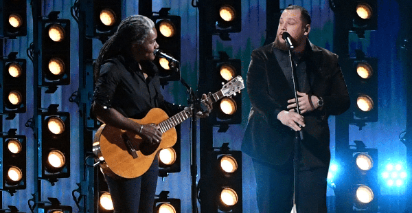  Tracy Chapman Joins Luke Combs for Grammy Awards Performance of “Fast Car”