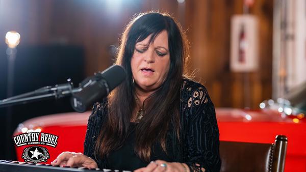 Jessi Colter's daughter, Jenni Eddy Jennings, performs 'I'm Not Lisa'