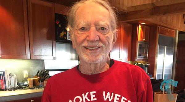 Willie Nelson's Hysterical Christmas Gift From Snoop Dogg Is A Must See