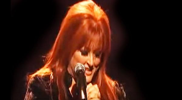 Wynonna Judd Stops Mid-Performance And Does The Unexpected