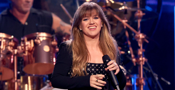 Kelly Clarkson Reveals Ex-Manager Told Her To Get Plastic Surgery — And Her Response Was Perfect