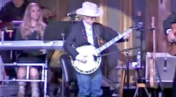Talented Country Boy Shows Off Insane Banjo Pickin' Skills With 'Foggy Mountain Breakdown'